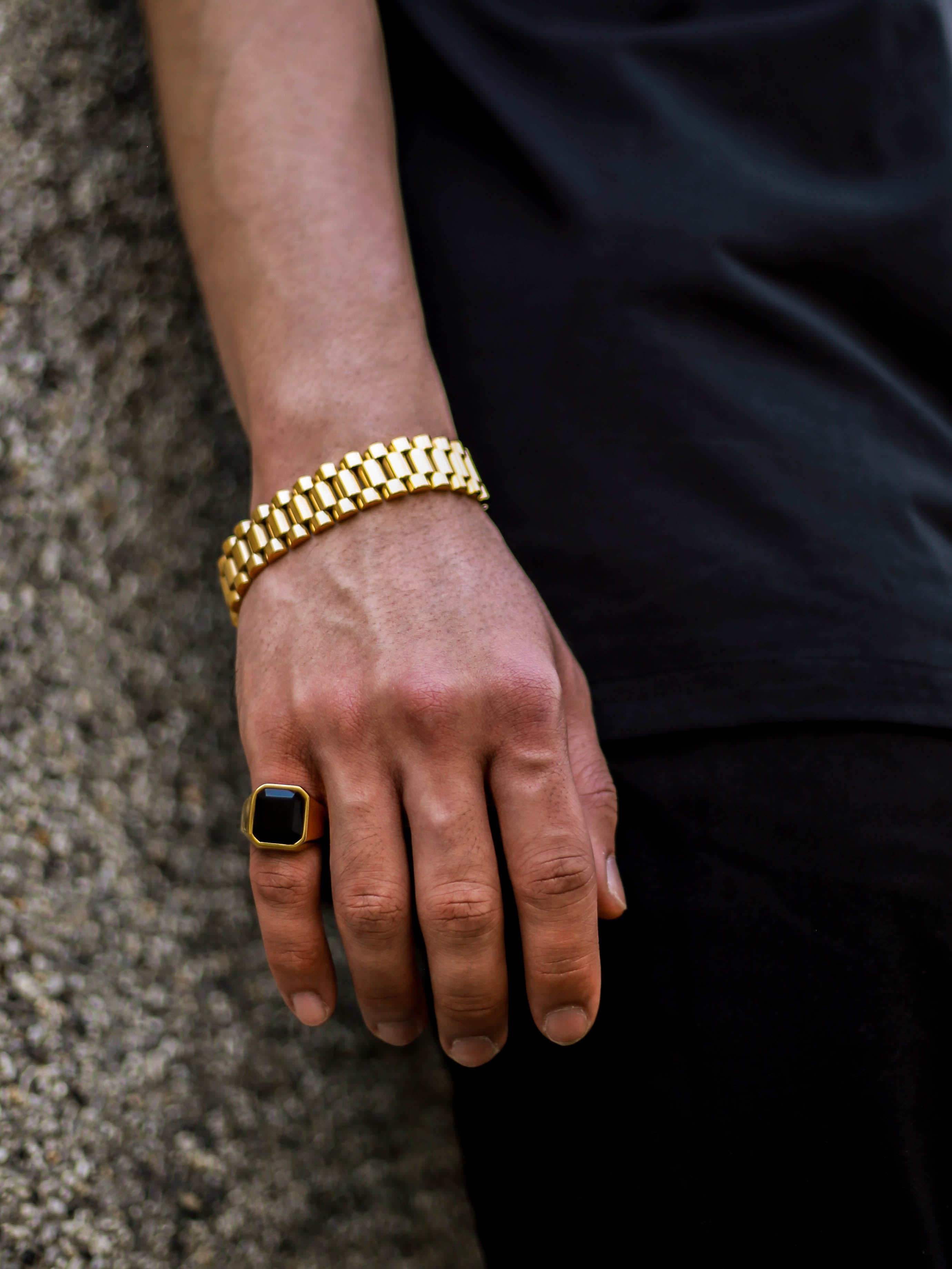 RING • BLACK ONYX (GOLD)